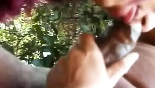 Ateşli tatlı kızlar ıslak amcıkları büyük bir direk tarafından sert sikilirken tadını çıkarıyor