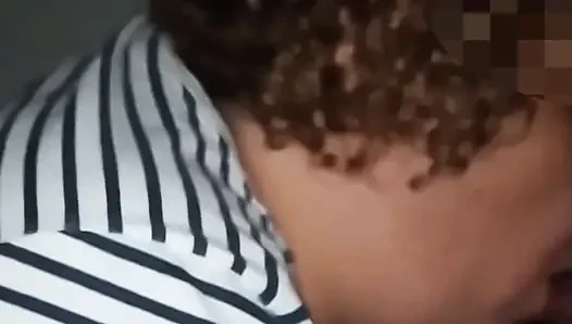 Evli kadın daha fazla dayanamayacak ve boşalana kadar büyük bir yarağın tadını çıkarıyor