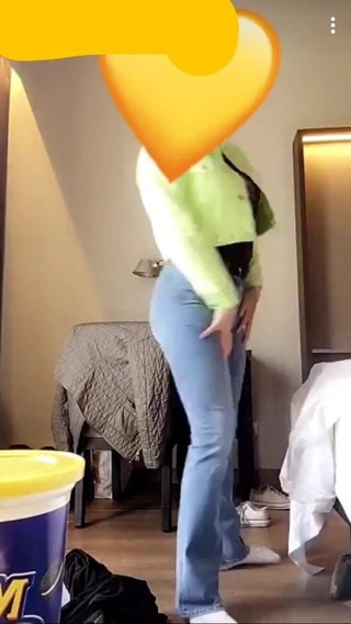 Şişman götlü sarışın kız