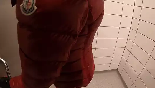 Svenja berbat ve gets becerdin üzerinde karayolu tuvalet