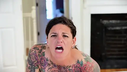 Carrie capri makineyle domalarak sikiliyor ve sert boşalıyor!