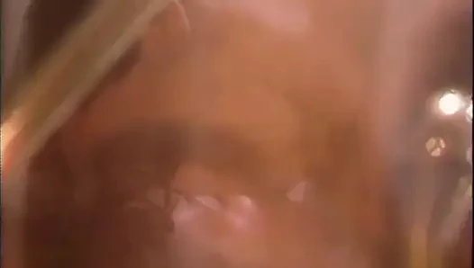 Ateşli genç esmer büyük bir yarakla sikildiğinde zevk için çığlık atıyor