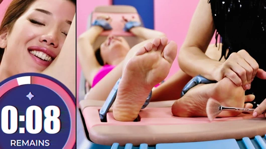 İtalyan güzel layla aşırı sfw gıdıklama meydan okuması - kız kıkırdayarak ayaklarını talia mint'e gıdıklatıyor