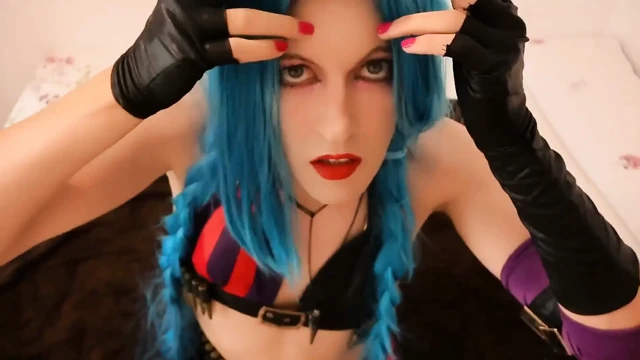 Ateşli mavi saçlı cosplayer vibratörle azıyor