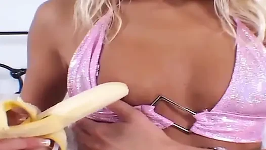 Yaramaz sarışın ve sıkı göt deliği