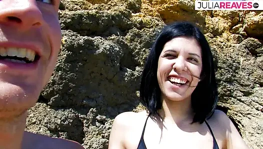 Azgın hatun sert bir yarağı emiyor ve sonra sahilde boşalmak için biniyor
