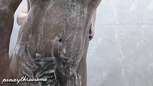 Banyo yaparken kuzeni .ambango ve teyzesi ile birlikte duşta seks