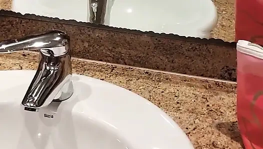 Otel odasında genç üvey kız kardeşimi izle. Beni yakaladılar ve duşta bana elle muamele çektiler