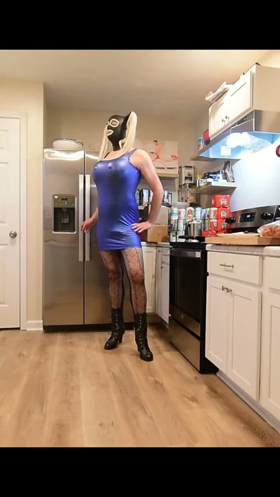 Dar elbise içinde dev sahte göğüslü crossdresser kahvaltı hazırlıyor | Klip 2