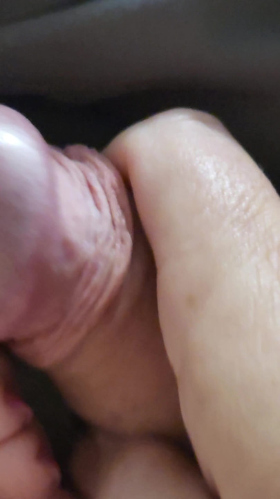 Orta yaşlı seksi kadın kocasının yarağını ayağının ve ayak parmaklarının her yerine sürtüyor | Klip 2