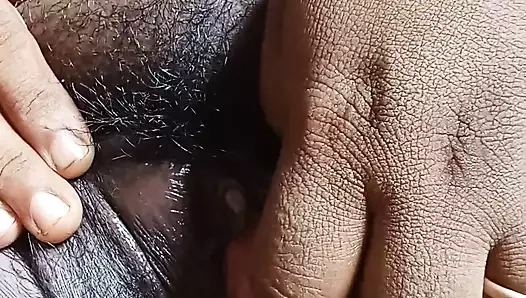 Hintli anty yatak odasında parmak masajı performansı