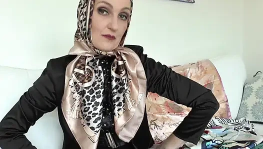 Saten Eşarp Günü! Saten atkımın her yerine boşal, Bayan Victoria Valente