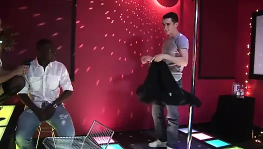 Ateşli striptizciler birkaç şanslı adam tarafından sikiliyor