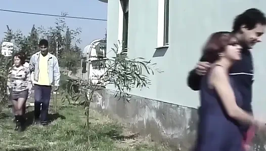 Ayla kocasının iki arkadaşını sikiyor