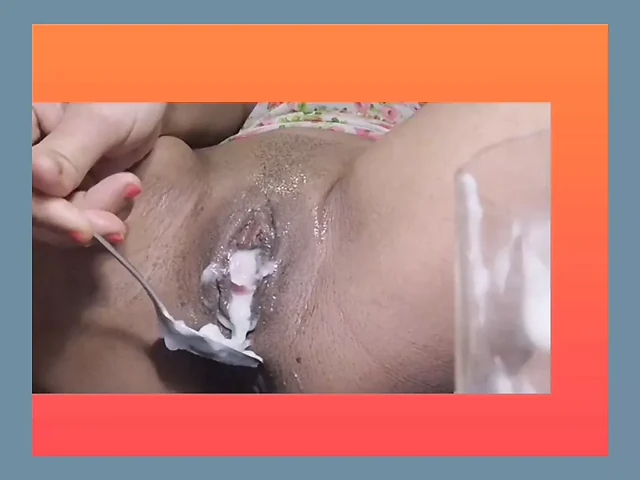 Sarah Fonteyna собирает ее сливочную киску и наполняет стакан