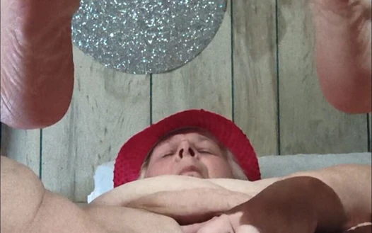 O kadar edepsiz edepsiz dildo sikişi yapıyor ve boşalıyor