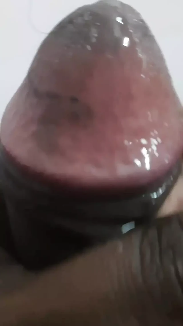 Bir adam kendini keşfetme yolculuğunun tadını çıkarıyor.