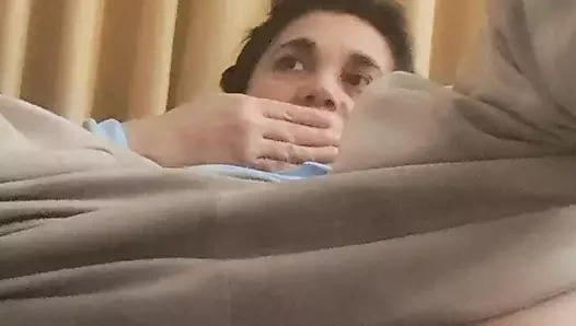 Evli kadın amına dokunuyor mastürbasyon neredeyse keşfediliyor