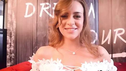 Istripper kız josephine jackson 2 kameraya poz veriyor.