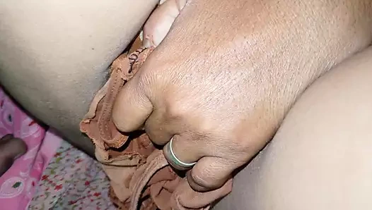 Dhire se daliye, bakire hu' - 18+ Hintli liseli kız edepsizce konuşuyor ve anal bekaretini kaybediyor