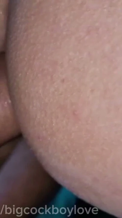 Süt gibi beyaz tenli bir femboy öğrenci otoyolda kalın ve büyük bir siki sürüyor. | Klip 1
