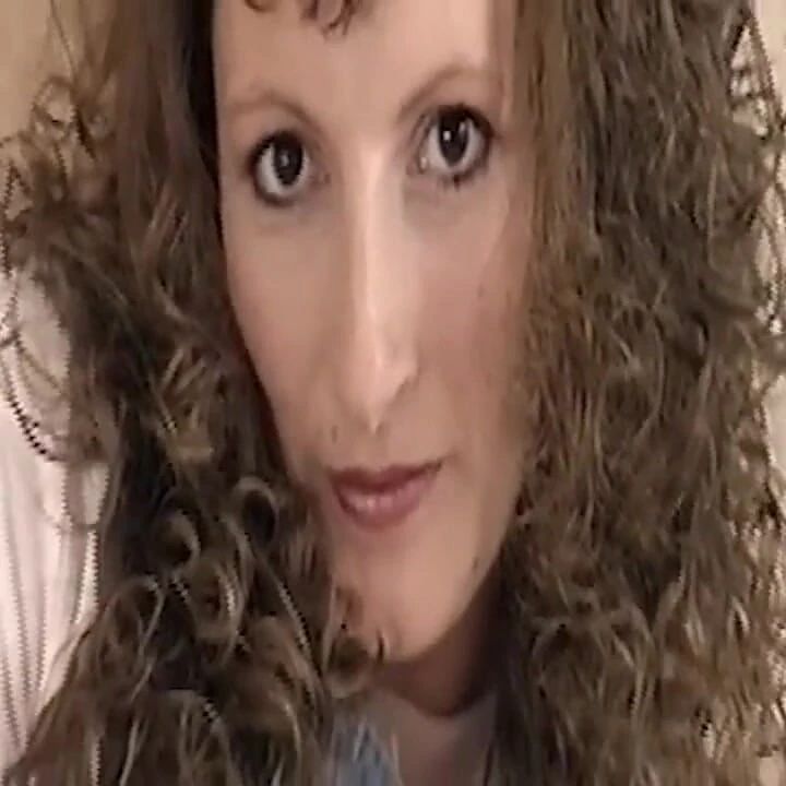 Esmer kadın tıraşsız amcığının derinliklerine dildo sokuyor