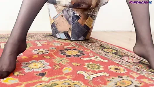 Vika lita sheer black külotlu çorapla mastürbasyon yapıyor