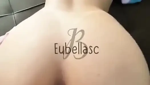 Yaramaz esmer kişi yetenekli ve gösterişli vajina, kırık popo ile twerk ediyor