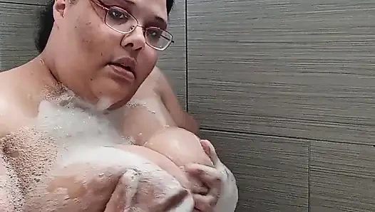 Güzel ve rahatlatıcı bir köpük banyosu yapıyor!