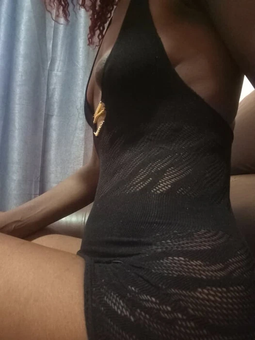 Büyük dudaklar kanepede kendini parmaklıyor.