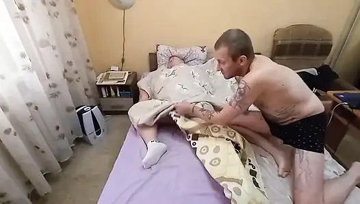 Hayır diyemedi ve kaltağı elleri ve yarağıyla amından sikti