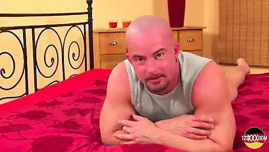 Çoraplı uzun boylu kızıl saçlı anal seks istiyor