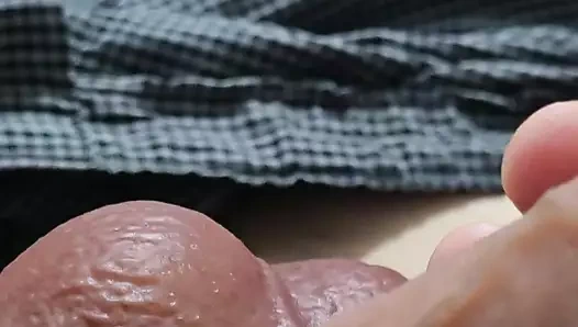 Üvey anne üvey oğlunun büyük zenci yarağıyla o kadar gurur duyuyor ki canavar yarağını sıvazlıyor