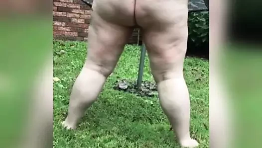 Çıplak ev hanımı içinde the yard o büyük göt