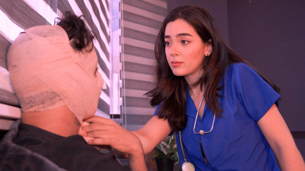 Muhteşem Latin doktor hastasının yüzüne boşalmasına yardım ediyor