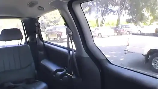 Klasik dağınık kıllı amcık kız mia'nın döllerini boşaltıyor