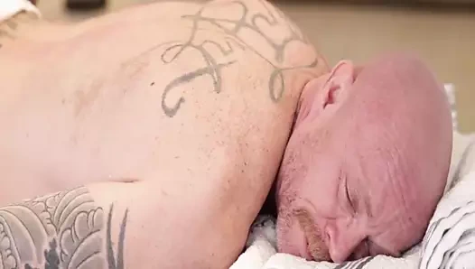 Trans adam strapon ile çarpıcı bir transeksüel sikiyor