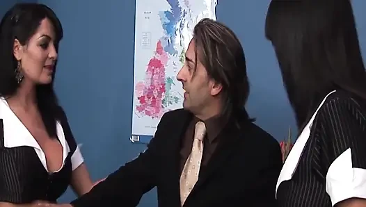 Zevk ofisi sahnesi 1: büyük göğüslü hizmetçiler patronun yarağını ve dölünü paylaşıyor