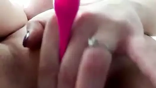 Amelia'yı gördü. göt ve göğüsleri gösteriliyor