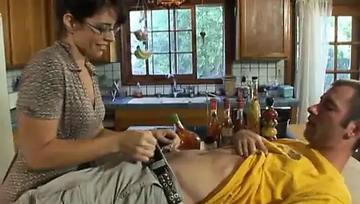 Gözlüklü şehvetli esmer orta yaşlı seksi kadın komşunun mutfağında baştan çıkarıyor