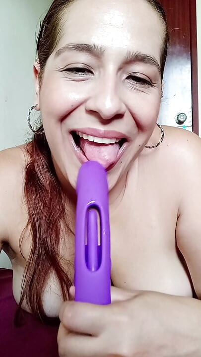 Ben çok ateşli bir milf'im ve renkli oyuncağımı emmek için kullanıyorum ve emmeyi sevdiğim için ağzımda olan bir horoz olduğunu hayal ediyorum