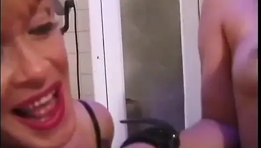 Lateksli iki sarışın sahibe genç köle kıza ateşli mum ağdası döküyor