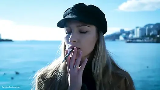 Beaty Rus kızla açık havada sigara içiyor 1
