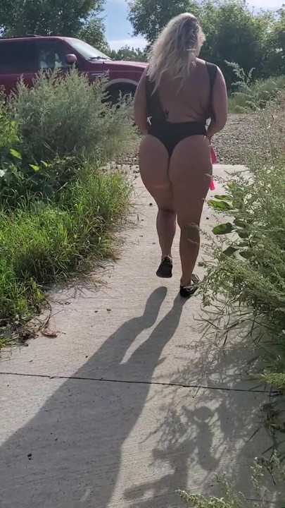 Tanga iç çamaşırıyla yürümek