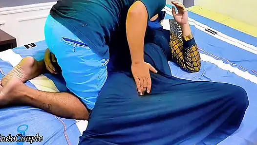 Tesettürlü kız amını gösteriyor ama üvey erkek kardeş yanlış deliği seçiyor.