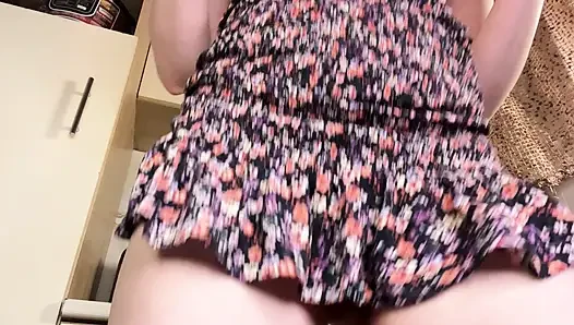 Büyük götlü orta yaşlı seksi kadın meme uçlarıyla oynamaktan boşalıyor