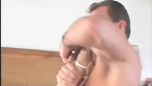 Orta yaşlı seksi sarışın güzel kadın anal seks yapıyor ve yüzüne ateşli bir şekilde boşalıyor