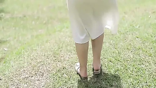 Hintli kız parkta mastürbasyon yapıyor ve sonunda bir otelde sikişiyor