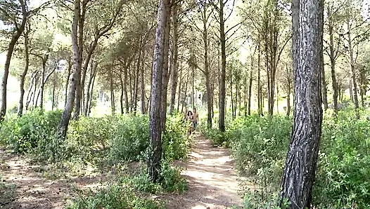 Dp'de iki yarak açık havada azgın kaltak için sikişiyor