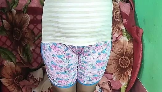 Hintli koca götlü karısı kırmızı halıda egzersiz yapıyor ve kaslı vücudunu sana gösteriyor